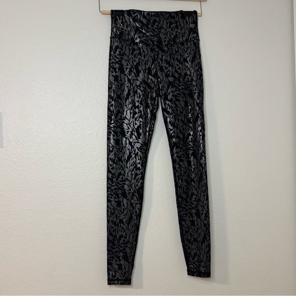 Old Navy Active Women High Rise Powersoft Foil-Print Leggings - Picture 7 of 8